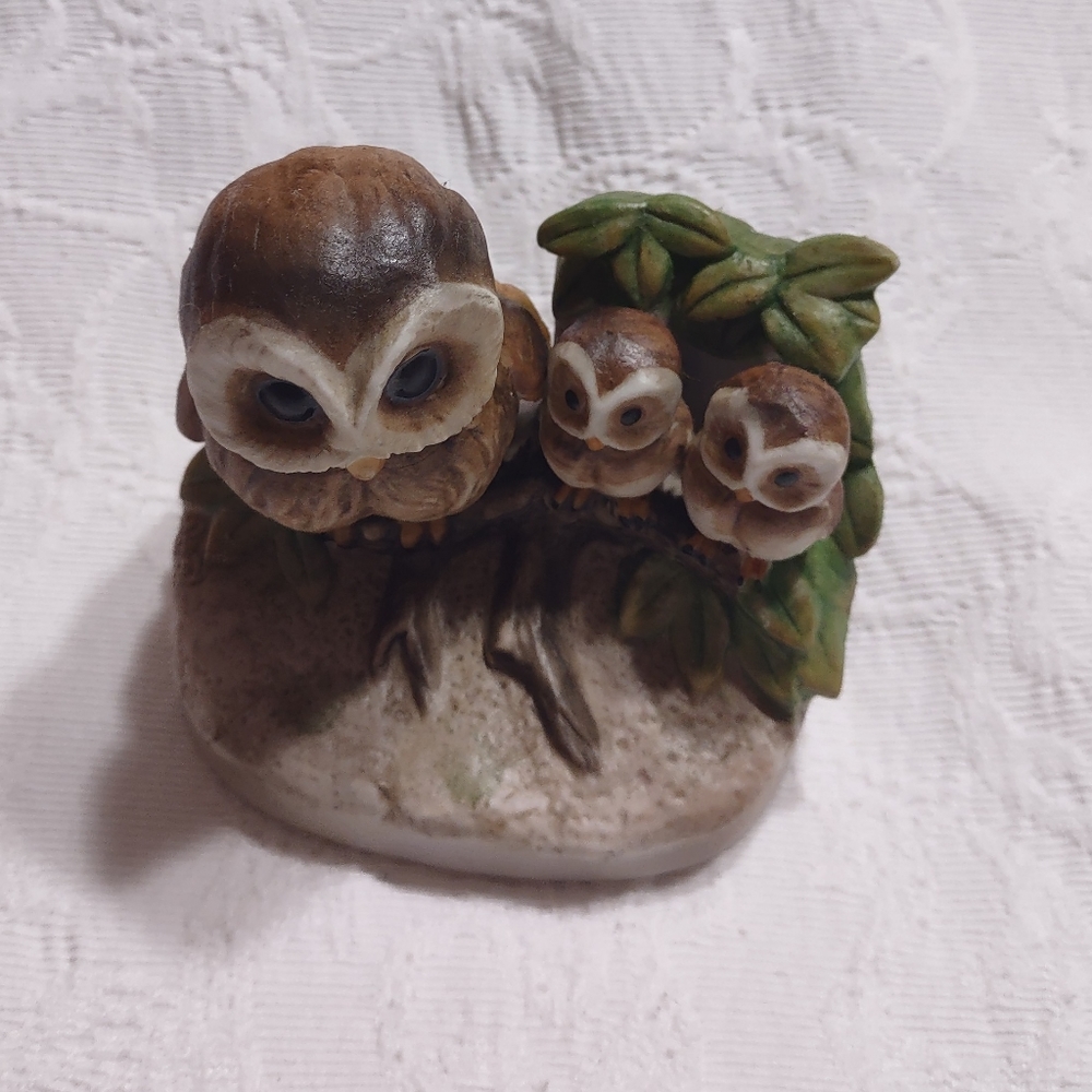 Vintage 1298 homco porcelain figurines, pretty family Mother and two babies